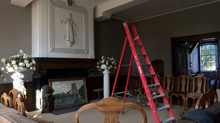 De raadszaal in het oude stadhuis van Geertruidenberg wordt nu nog verbouwd, maar straks ontvangen Dieuwke en Willem er hun gasten (foto: Niek de Bruijn)