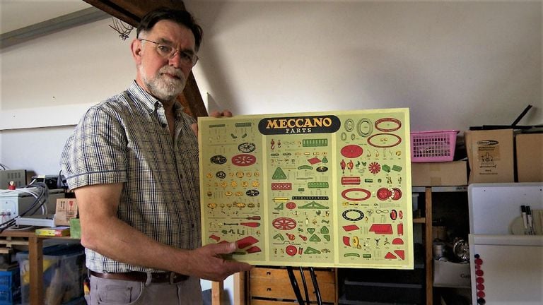 Richard Kuiters met een staalkaart van Meccano. (foto: Raoul Cartens)