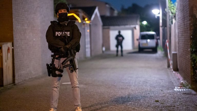 Beeld van de situatie in de Italiëlaan in Eindhoven donderdagnacht (foto: Dave Hendriks/SQ Vision).