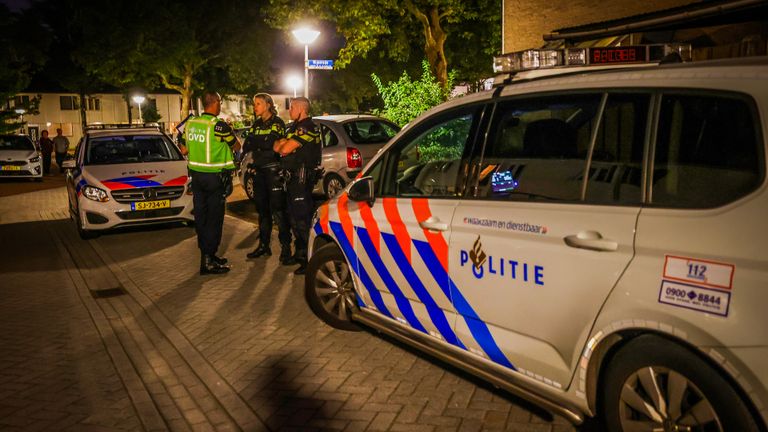 Agenten in overleg over wat er gebeurd is aan de straat Nijenrode in Eindhoven (foto: Sem van Rijssel/SQ Vision).