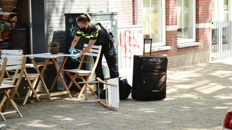 Een agente op het terras van de Jong Brood & Banket in Breda (foto: Perry Roovers/SQ Vision).