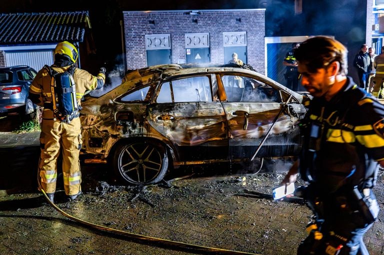De auto aan de Wilgenstraat in Oss brandde volledig uit (foto: Lucas Lammers/Persbureau Heitink).