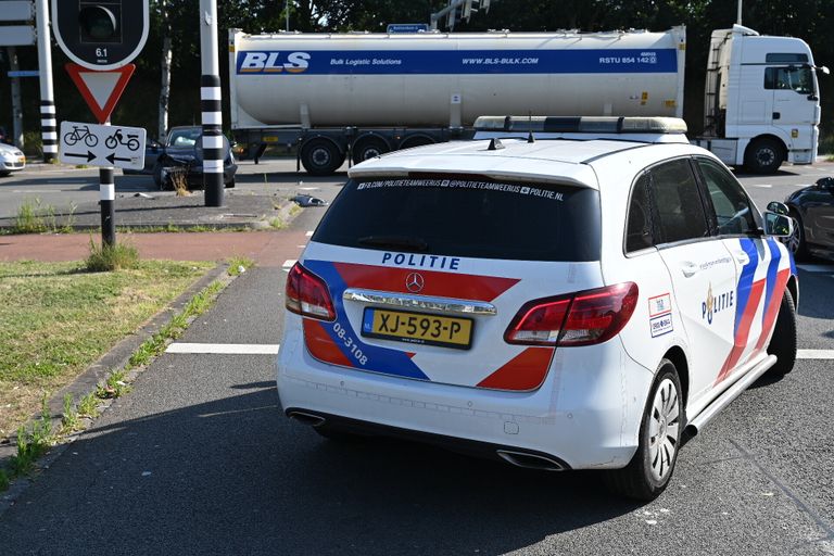 De politie kwam naar de Backer en Ruebweg in Breda na de botsing vlakbij de Veldsteen (foto: Perry Roovers/SQ Vision).