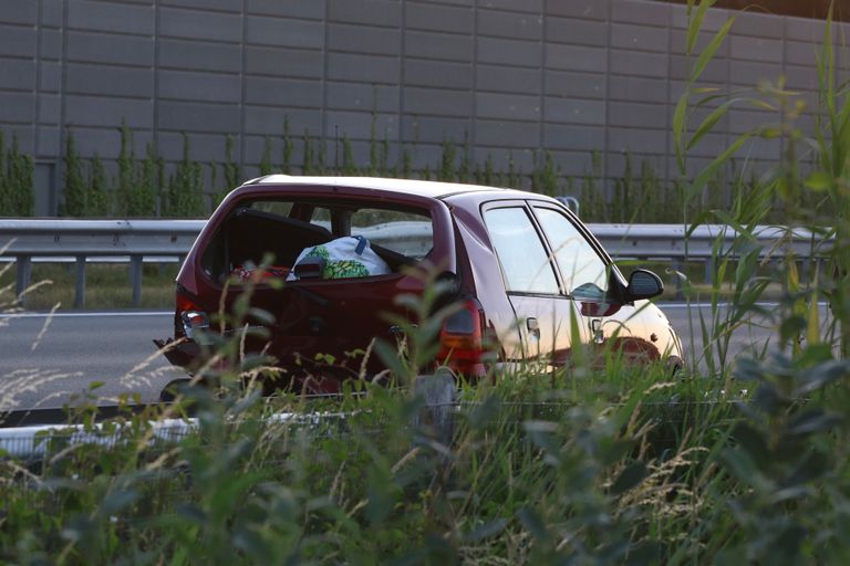 De rechterrijstrook was een tijdje afgesloten, omdat er een beschadigde auto stond (foto: Sander van Gils/SQ Vision).