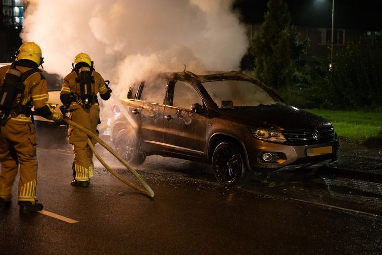 De auto in de President Kennedylaan in Roosendaal was niet meer te redden (foto: Christian Traets/SQ Vision).