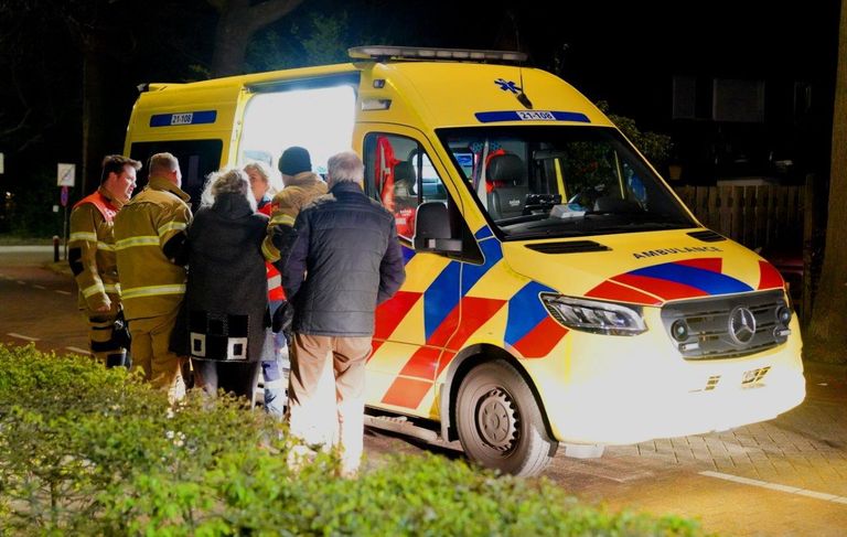 De vrouw is nagekeken door ambulancemedewerkers, maar hoefde niet naar een ziekenhuis gebracht te worden (foto: Bart Meesters).
