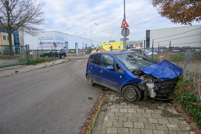 Twee auto's kwamen na een botsing in Breda tegen een hek tot stilstand (foto: Tom van der Put/SQ Vision).