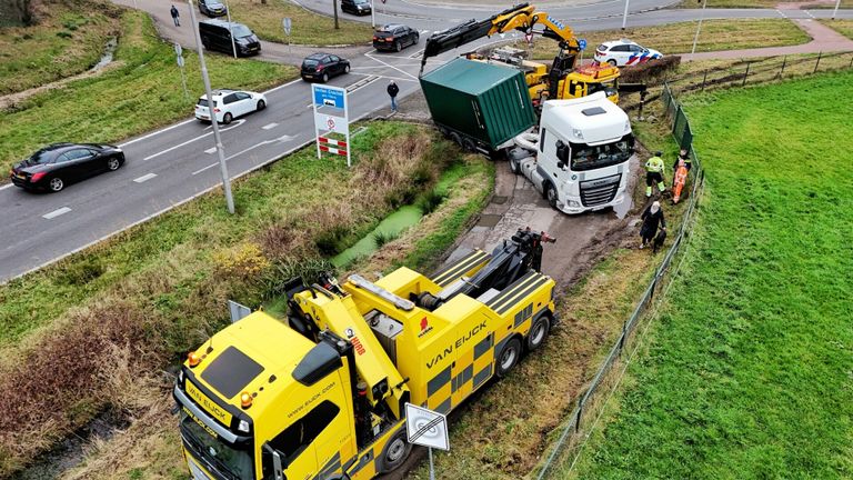 Twee bergingswagens werden ingezet nadat een vrachtwagen van de weg was geraakt (foto: Toby de Kort/SQ Vision).