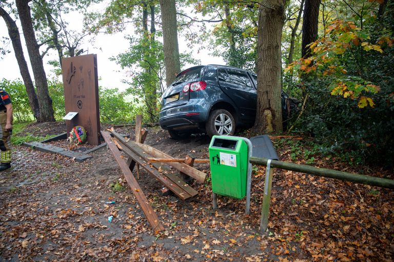 Het bankje redde het niet, het monument wel, toen een auto een bosje inreed (foto: Christian Traets/SQ Vision).