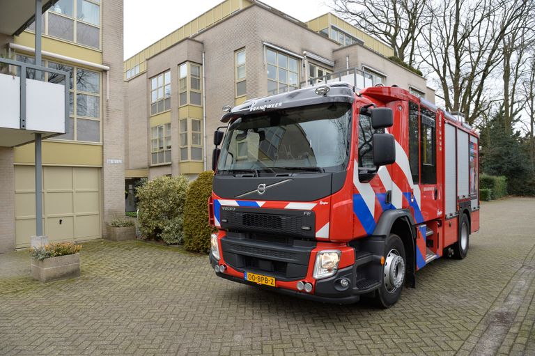 De brandweer bij het appartementencomplex (foto: Perry Roovers/SQ Vision).