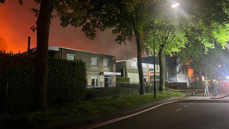 Het vuur komt dichtbij voor sommige buurtbewoners (foto: Omroep Brabant).