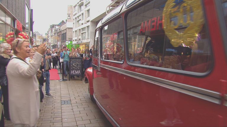 Marian en Marie-Jose komen met een speciale HEMA limousine bus aan bij de rode loper voor hun HEMA