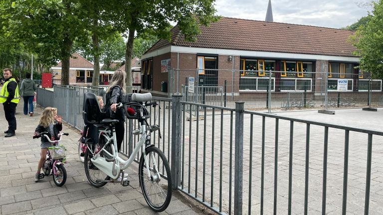 Ook ouders zoeken samen met hun kinderen de school op (foto: Rene van Hoof).