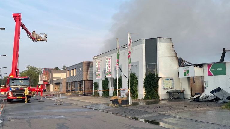 Bij daglicht is de schade aan het gebouw van Kringloop de Kempen goed te zien (foto: Imke van de Laar).
