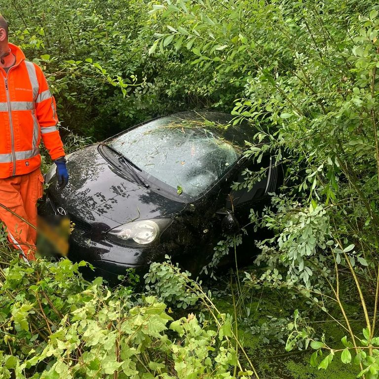 De auto belandde bij knooppunt Batadorp in een sloot (foto: X/Rijkswaterstaat Verkeersinformatie).