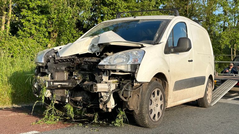 De auto is zwaar beschadigd na het ongeluk in Biezenmortel (foto: Bart Meesters).