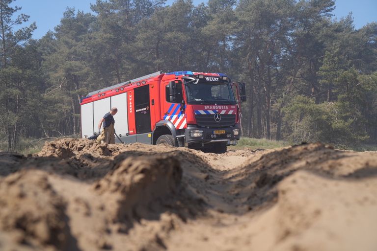 Brandweerwagens reden zich vast in het zand in het bosgebied bij Budel (foto: WdG/SQ Vision).