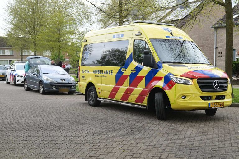 Een vrouw is nagekeken door ambulancepersoneel en voor controle naar een ziekenhuis gebracht (foto: WdG/SQ Vision).