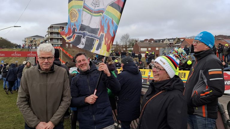 Frans van Boxmeer (links) met andere fans van Fem van Empel. (Foto: Leon Voskamp)