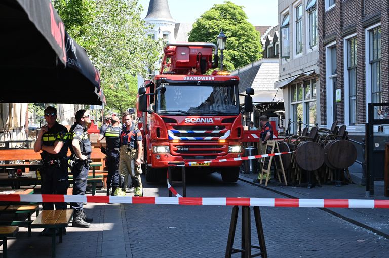 Diverse hulpdiensten werden ingeschakeld om de vrouw te bevrijden uit haar huis aan de Haven in Breda (foto: Perry Roovers/SQ Vision).