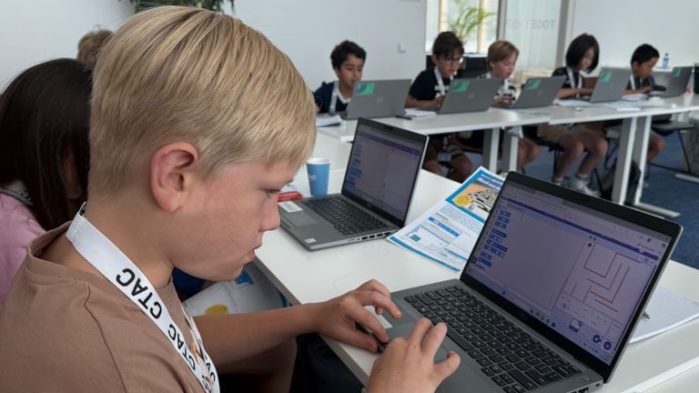 Diederik is druk bezig met het coderen van zijn doolhof (foto: Jos Verkuijlen).