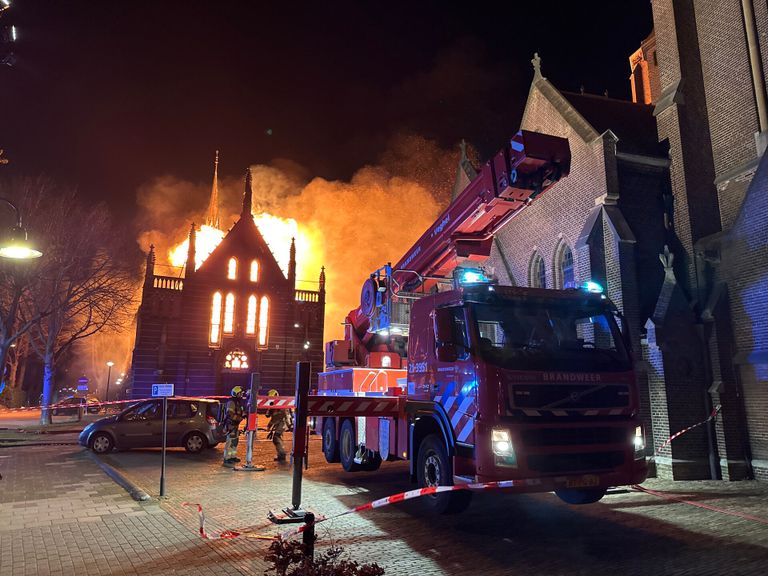 De brandweer bestrijdt het vuur in het kerkgebouw in Veghel (foto: Sander van Gils/SQ Vision).