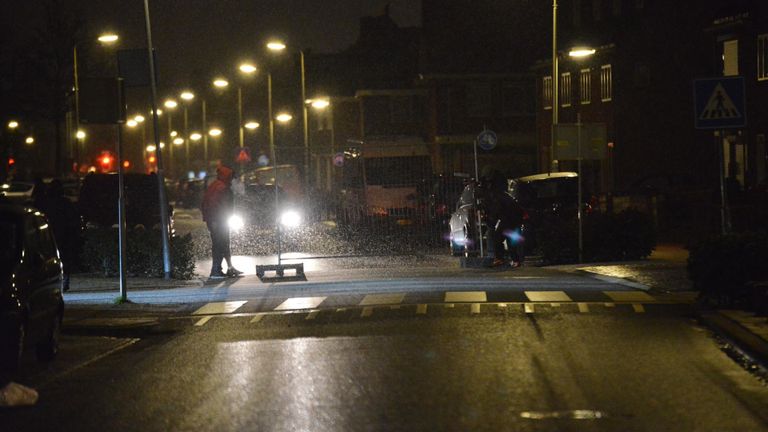 De Meidoornstraat is afgezet met hekwerk. (Foto: Perry Roovers / SQ Vision).