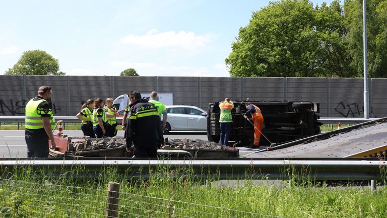 Het ongeluk op de A2 veroorzaakte de nodige overlast (foto: Sander van Gils/SQ Vision).