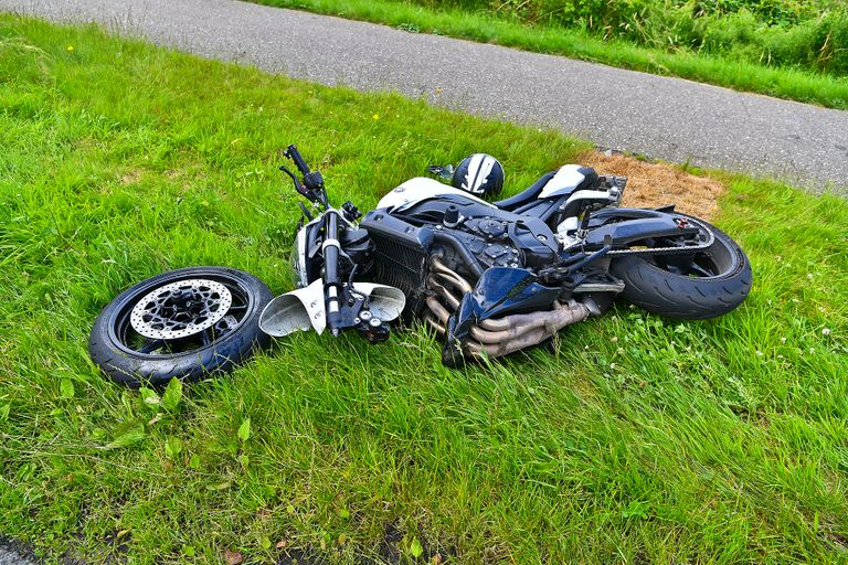 Een van de betrokken motoren raakte bij het ongeluk in Heeze zwaar beschadigd (foto: Rico Vogels/SQ Vision).