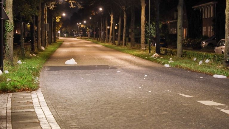 Het schuim waaide ook de weg op (foto: Remco Rooijakkers/SQ Vision).