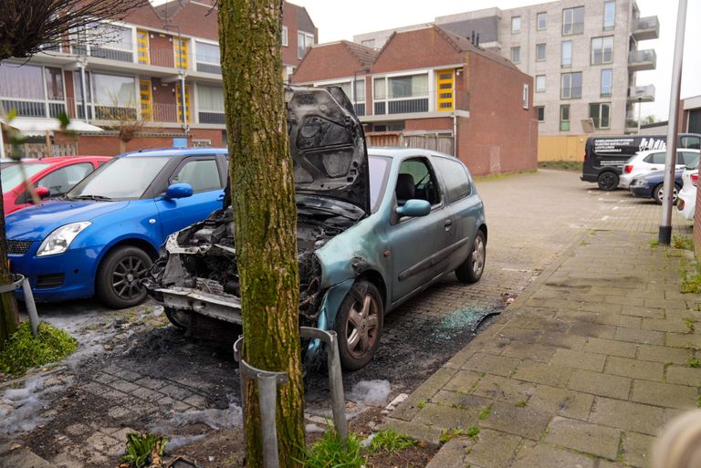 Een van de twee uitgebrande auto's stond op een parkeerplaats aan de Cortenbachstraat (foto: Harrie Grijseels/SQ Vision).