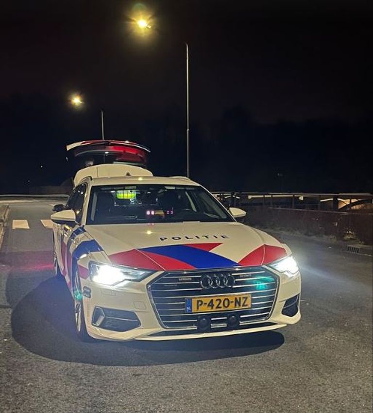 De Franse auto viel de verkeerspolitie op, omdat de verlichting van de auto defect was (foto: Instagram Verkeerspolitie Zuidwest-Brabant).