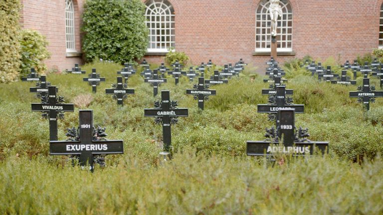 Graven op de binnenplaats van het kapucijnenklooster in Tilburg (foto: Omroep Brabant).