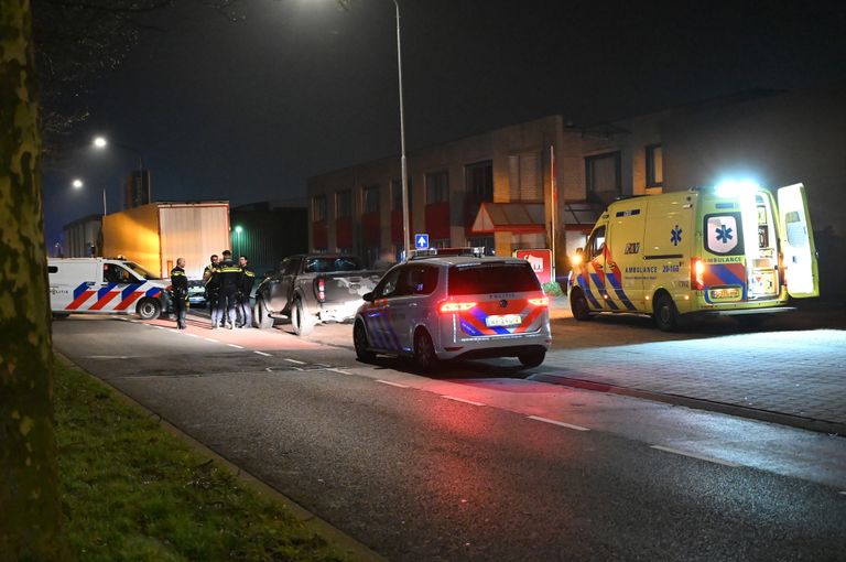 De auto's botsten op de Konijnenberg in Breda (foto: Perry Roovers/SQ Vision).