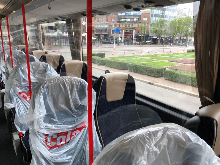 Achter elke stoel in de bus is een wand van plexiglas gemaakt 