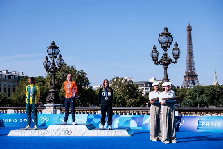 Sharon van Rouwendaal na acht jaar terug op de eerste plaats van het olympisch podium (foto: ANP 2024/Steffie Wunderl).