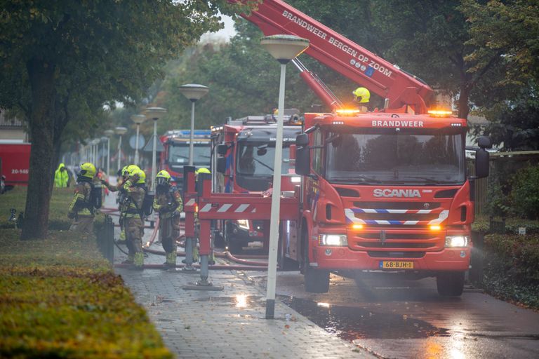 Vanwege de brand in Bergen op Zoom werden steeds meer brandweerwagens ingezet (foto: Christian Traets/SQ Vision).