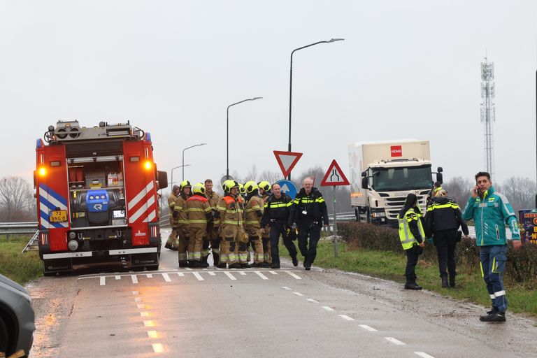 Het ongeluk gebeurde op de Udenseweg, vlakbij de afrit naar de A50 (foto: Sander van Gils/SQ Vision).