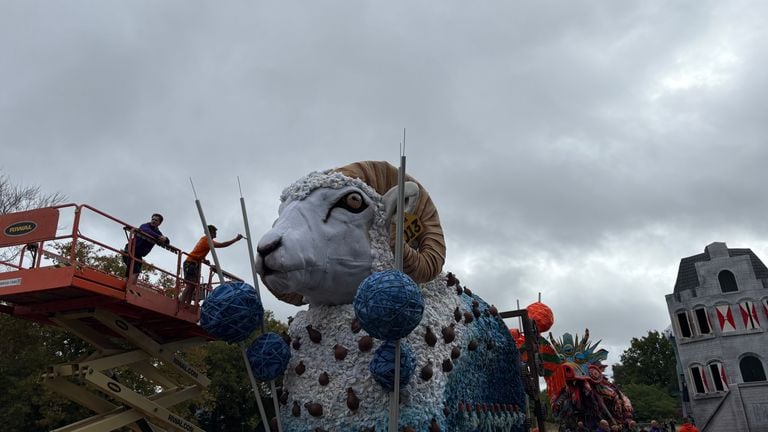 Nog een likje verf voor de wagen van De Lambrekvrienden (Foto: Imke van de Laar)