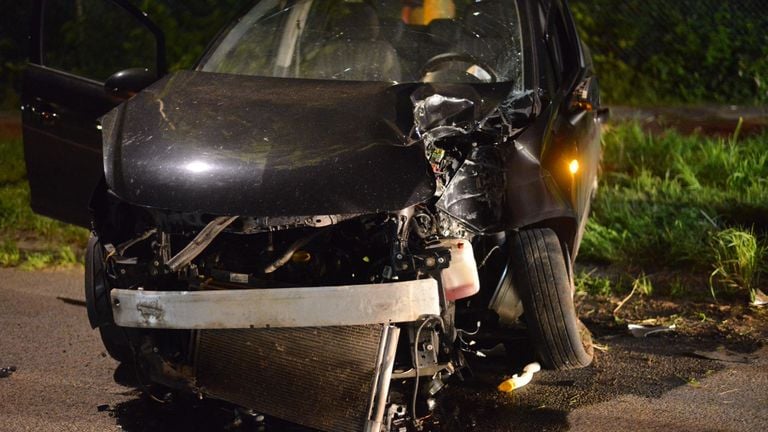 De grote schade aan de auto (foto: Perry Roovers/SQ Vision Mediaprodukties).