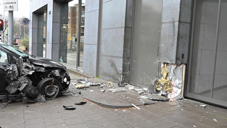 De crash in Breda vond rond negen uur zaterdagochtend plaats (foto: Perry Roovers/SQ Vision).