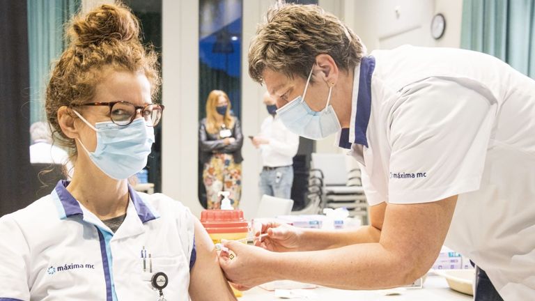 De eerste vaccinatie in het MMC (foto: MMC).