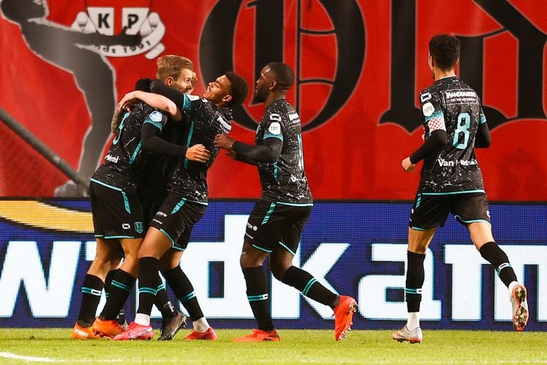 Juichende RKC-spelers na de goal van Stokkers tegen FC Twente (Foto: ANP)