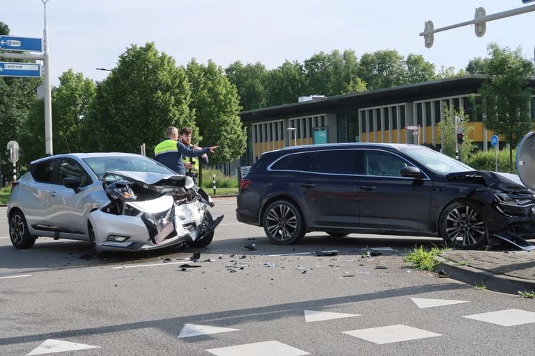 Auto's botsen in Breda (Foto: Perry Roovers/SQ Vision)