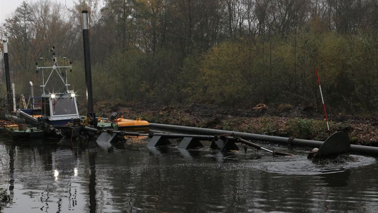 Baggerschepen diepen het Deurnes kanaal en de Helenavaart uit zodat er straks veel meer water door heen kan stromen.