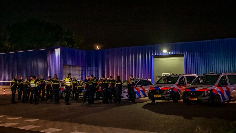 De politie kwam met veel mensen naar de Zevenheuvelenweg in Tilburg (foto: SQ Vision).