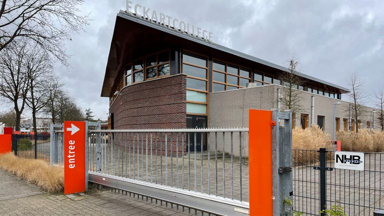 De poort van het Eckartcollege blijft maandag gesloten (foto: Hans Janssen).