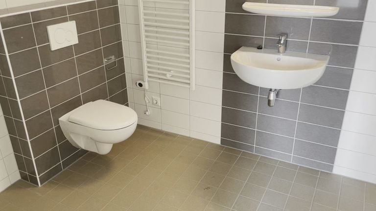 De nieuwe privébadkamer met toilet (foto: Alice van der Plas)