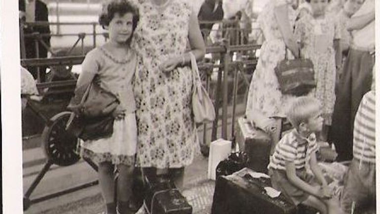 Sylvia klaar voor vertrek in 1960 (foto: Sylvia Festa). 