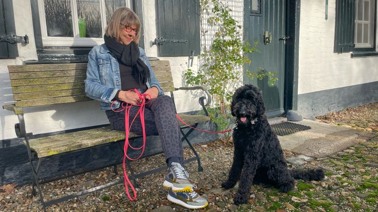 José met haar hond Ziggy (foto: Karin Kamp).